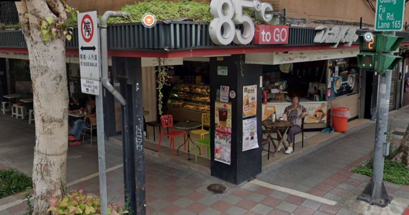 85度C光復北店遭樓上住戶控告竊佔騎樓擺桌椅營業。(圖/翻攝Google Maps)