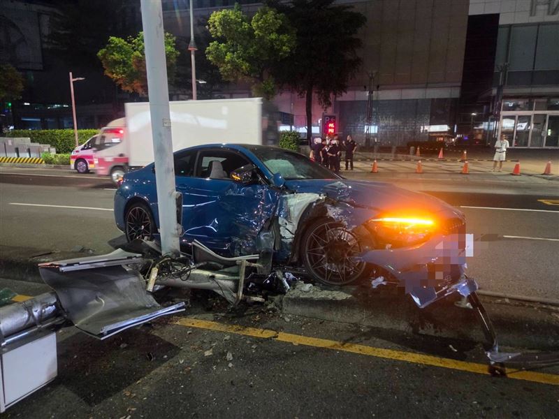 BMW右前葉子板損壞、車門變形。(圖/翻攝畫面)
