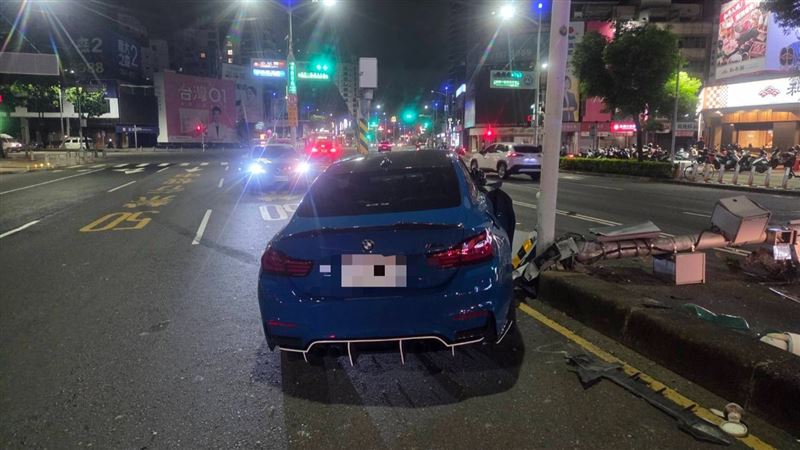 車體毀損嚴重,一旁科技執法監視器整根被撞斷。(圖/翻攝畫面)