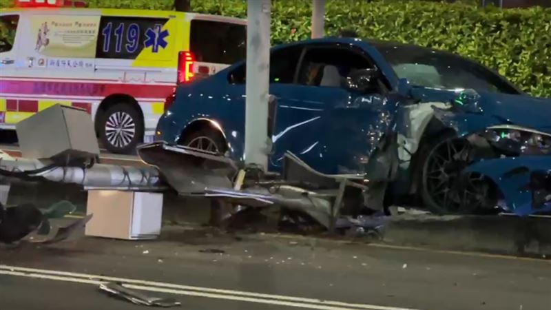 肇事BMW還撞斷一旁科技執法監視器。(圖/翻攝畫面)