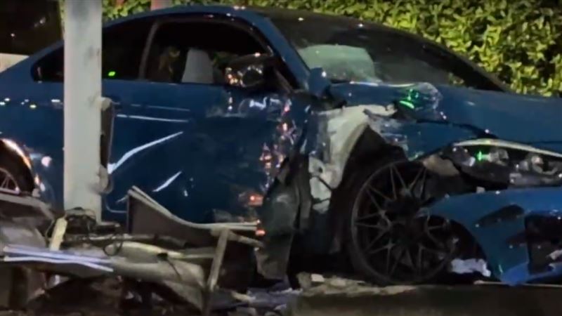 全球限量藍色系BMW M4性能車,疑因轉彎時車輛不慎打滑偏移,撞擊分隔安全島。(圖/翻攝畫面)