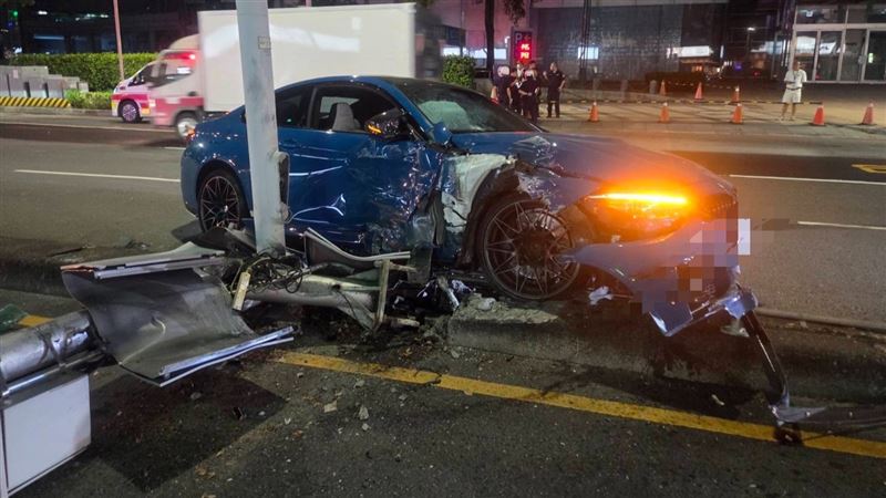 借友開BMW限量車…慘撞稀爛！車主超崩潰