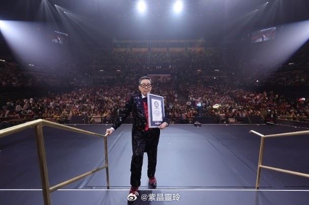 94歲香港資深藝人胡楓(修哥)向來以身體硬朗著稱,日前才剛完成演唱會。(圖/翻攝自紫晶靈玲微博)