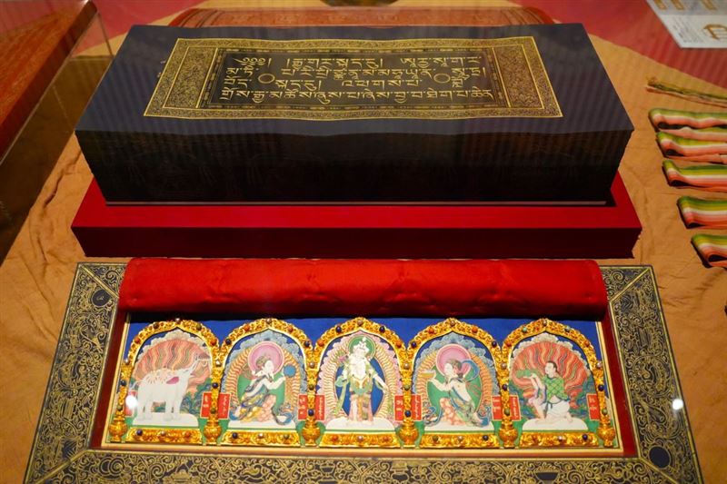 內上護經板與磁青經葉。(圖/翻攝國立故宮博物院南部院區臉書)