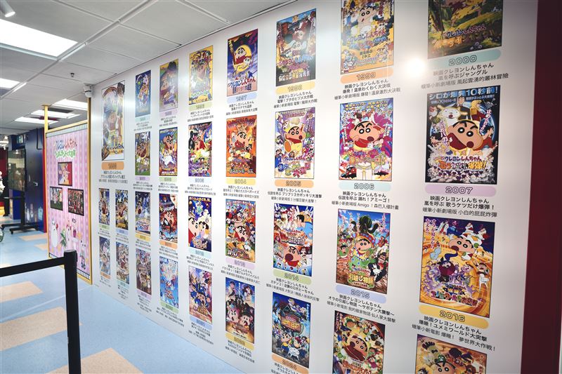 走進「Crayon Shinchan Cinema Parade」,就像踏進一座迷你的《蠟筆小新》電影博物館。(圖/主辦單位提供)