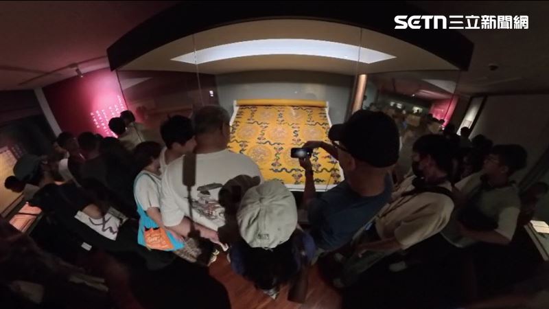 故宮北院展出的《龍藏經》掀起排隊熱潮,假日可能要等3小時。(圖/資料照)