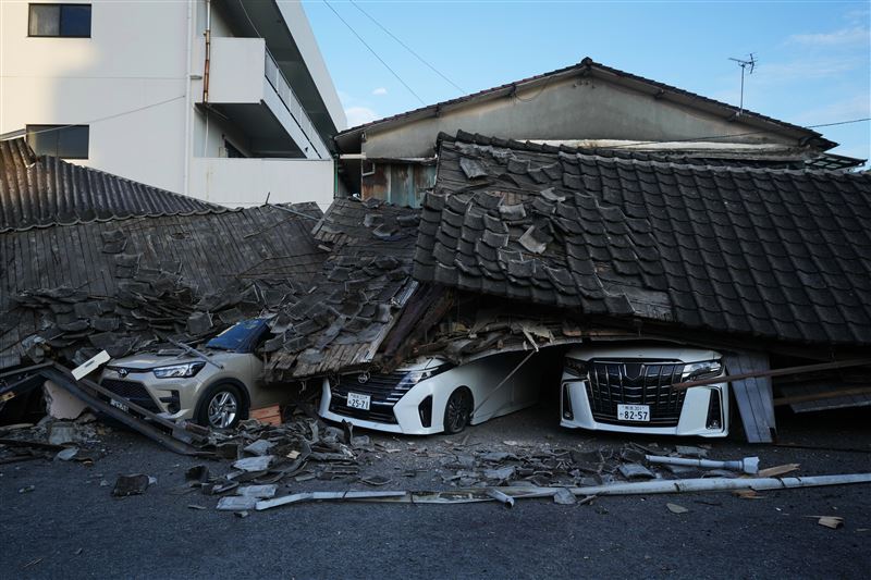 熊本強震導致房屋倒塌。(圖/美聯社/達志影像)