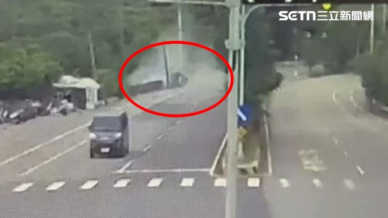 苗栗縣造橋鄉台1線105K處發生死亡車禍,77歲婦人開車自撞護欄,受困車內慘死。(圖/翻攝畫面)