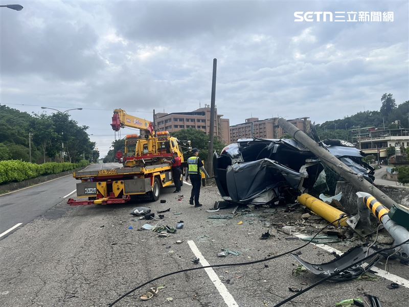 猛烈撞擊導致車體嚴重變形,婦人受困車內,因傷勢過重送醫不治。(圖/翻攝畫面)
