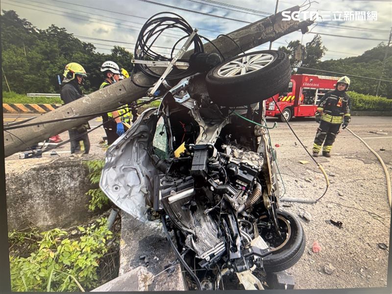 猛烈撞擊導致車體嚴重變形,婦人受困車內,因傷勢過重送醫不治。(圖/翻攝畫面)