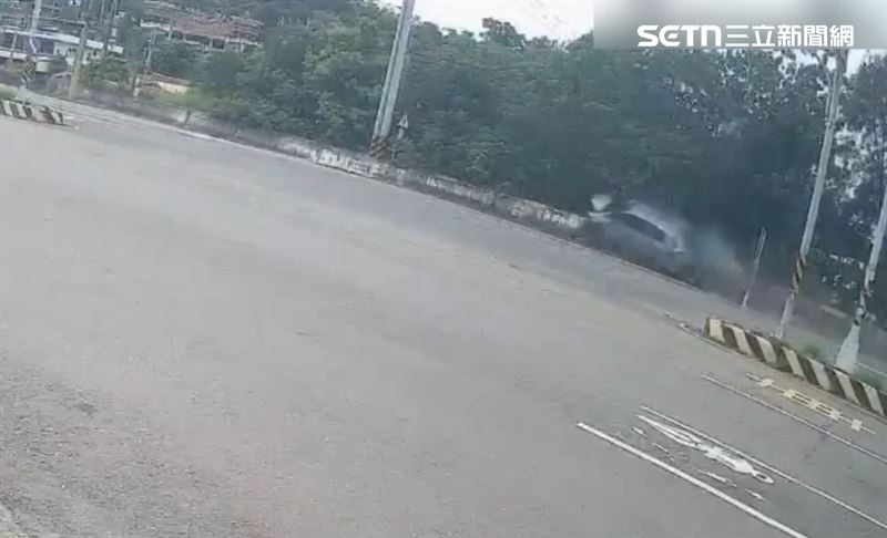 77歲婦人因不明原因自撞護欄,車輛騰空飛起,撞斷3支電線桿。(圖/翻攝畫面)
