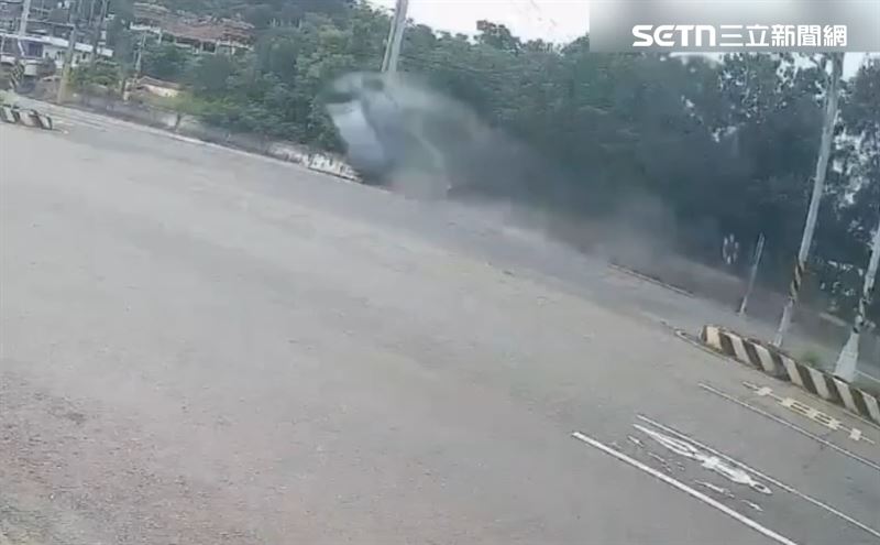 77歲婦人因不明原因自撞護欄,車輛騰空飛起,撞斷3支電線桿。(圖/翻攝畫面)