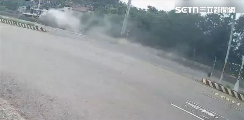 77歲婦人因不明原因自撞護欄,車輛騰空飛起,撞斷3支電線桿。(圖/翻攝畫面)