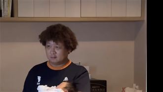 納豆照顧妻女　累到「超深黑眼圈」成焦點