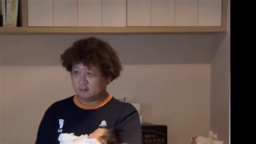 納豆照顧妻女　累到「超深黑眼圈」成焦點