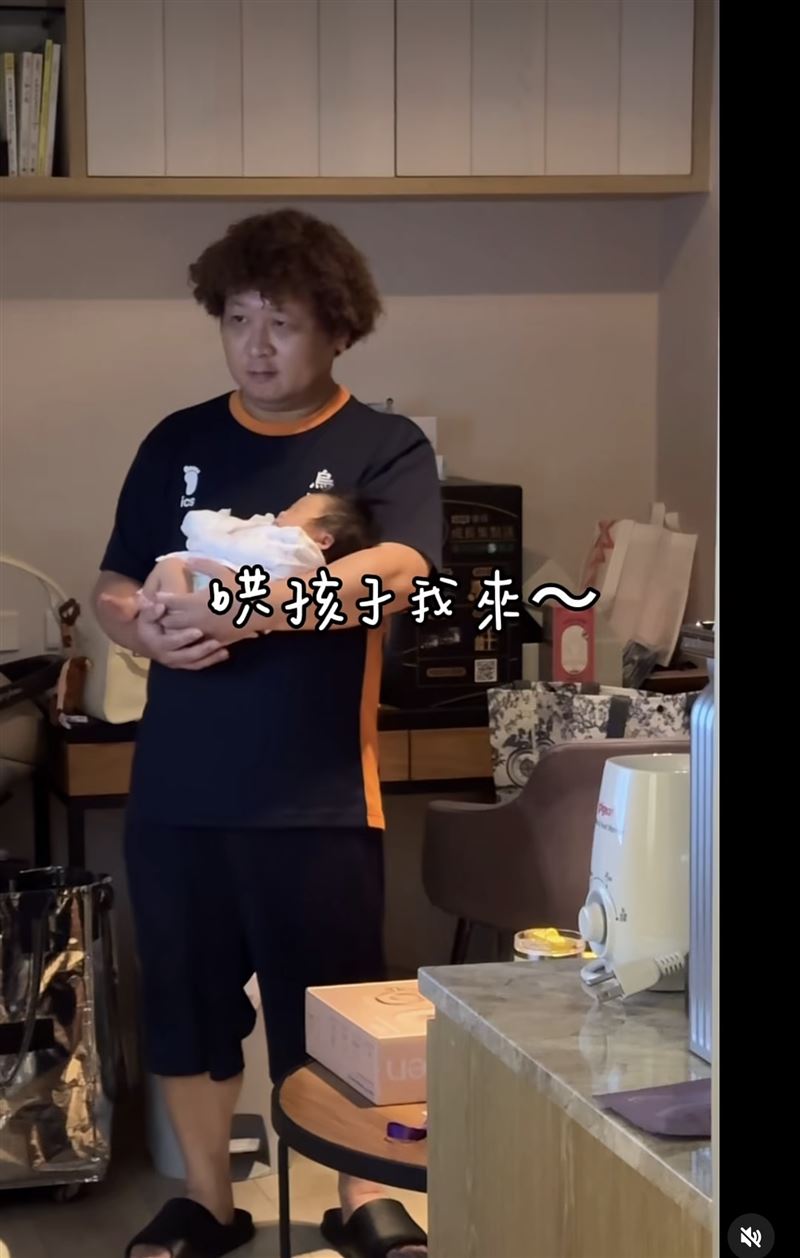 納豆臉蛋的黑眼圈成為另類焦點。(圖/翻攝自IG)