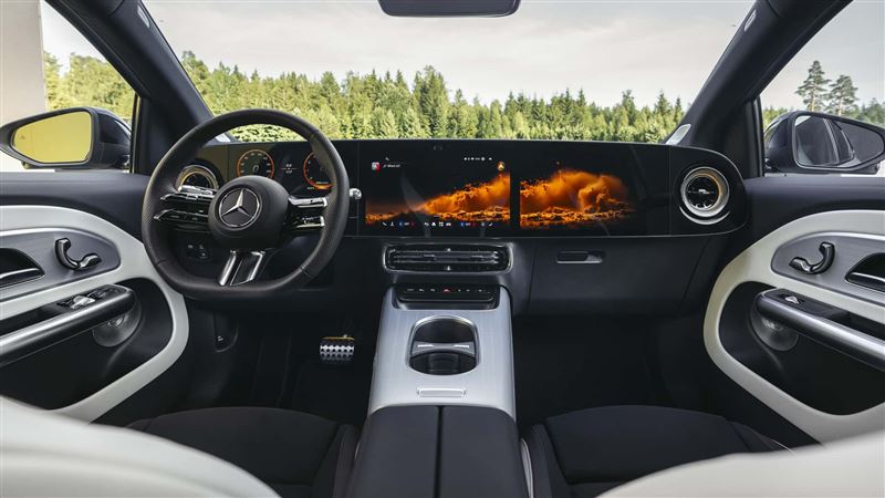 導入橫跨整個儀錶檯的 MBUX Superscreen。(圖/翻攝Mercedes-Benz網站)
