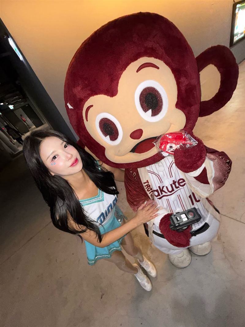 元民柱受邀來台交流應援,在台北大巨蛋後台與猿氣小子親暱互動。(圖/翻攝自IG @wmj_holic)
