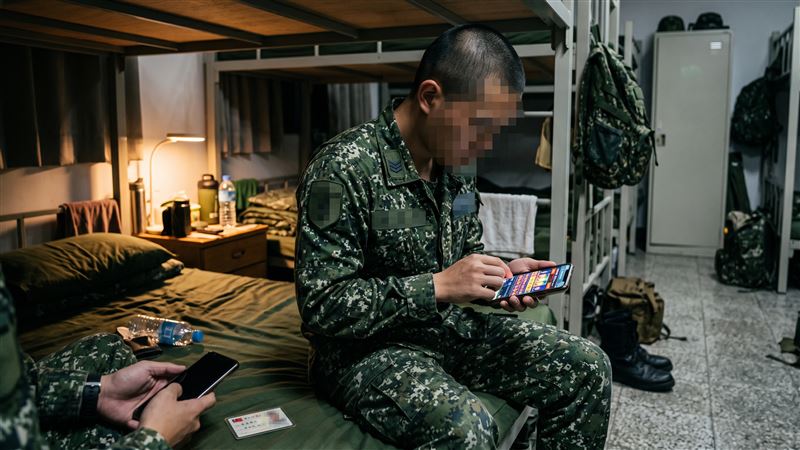 上兵去年在陸軍服役，服役期間，拿同袍帳號註冊賭博網站對賭，不僅輸錢，還欠15萬元不還錢，遭對方向服役單位檢舉。（示意圖／AI生成）