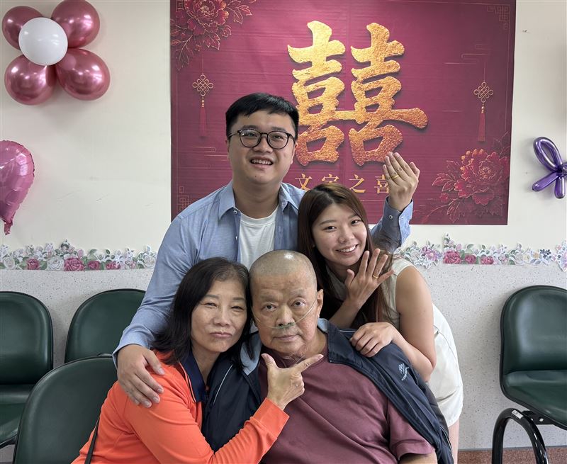 賴先生的小女兒為了完成父親心願,在醫院完成文定儀式,場面溫馨感人。(圖/烏日林新醫院提供)
