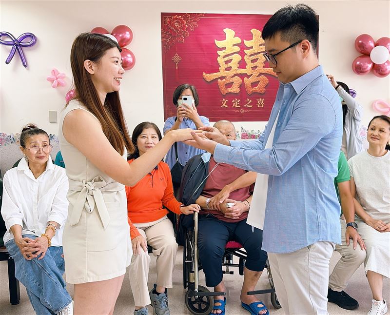 賴先生的小女兒為了完成父親心願,在醫院完成文定儀式,場面溫馨感人。(圖/烏日林新醫院提供)