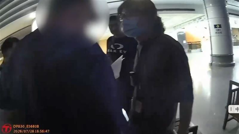 朱男被警方拘提。(圖/翻攝畫面)
