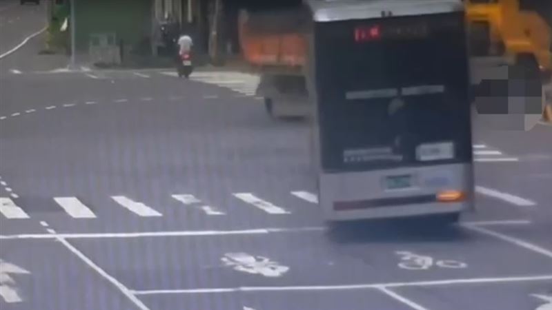 高雄市林園區鳳林路、沿海路口今天(31日)上午發生死亡車禍。(圖/翻攝畫面)