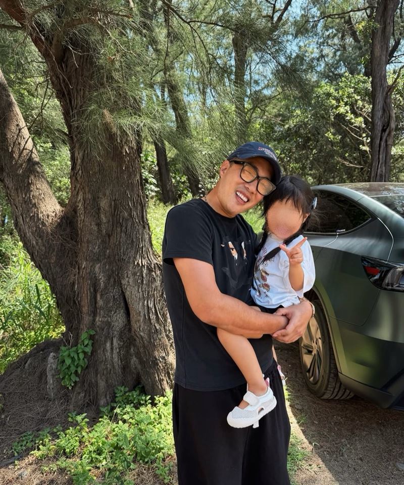 余祥銓與柔柔婚後育有2歲女兒「小元寶」，夫妻倆經常分享育兒點滴。（圖／翻攝自threads @kob_kenyu ）