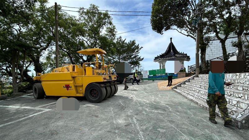 柏油鋪設工程出意外　壓路機倒車輾斃工人