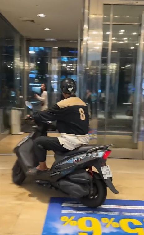 老伯騎機車繞行一樓化妝品專櫃一圈之後,從大門離開。(圖/翻攝自Threads @kinmenholly)