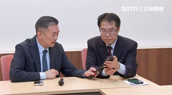 黃偉哲與立委王定宇及律師陳又新在立法院召開「如果這樣不叫犯法,那什麼才叫犯法?」記者會,黃偉哲播放AI深偽蔣萬安聲音的音頻。(圖/翻攝畫面)