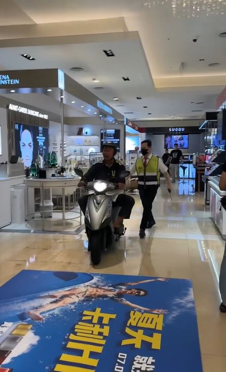 老伯一邊騎車嘴中不停碎念,保全見狀趕緊上前制止驅離。(圖/翻攝自Threads @kinmenholly)