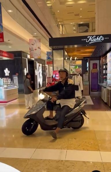 老伯騎機車大搖大擺闖進新光三越台中中港店繞一圈,逛街民眾全看傻。(圖/翻攝自Threads @ryan_black_444)