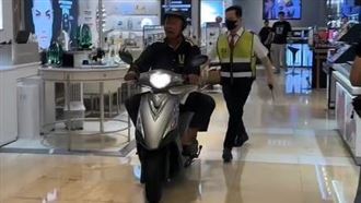 太荒謬！阿北騎機車逛新光三越　顧客嚇傻