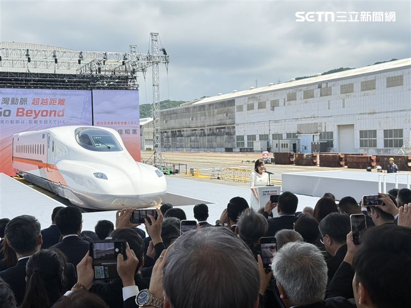 高鐵新車出廠,日本主流媒體都到場報導,貴賓上日本前首相安倍晉三遺孀安倍昭惠、日本國土交通副大臣佐佐木紀等重量級人士也都到場出席。(圖/記者李育道攝影)