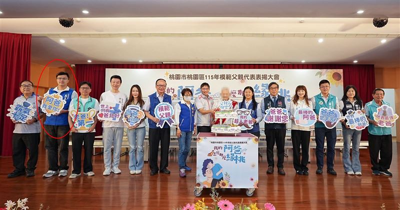 佀廣洋依舊穿著媽媽萬美玲服務團隊的背心。（圖／翻攝自桃園區公所臉書）