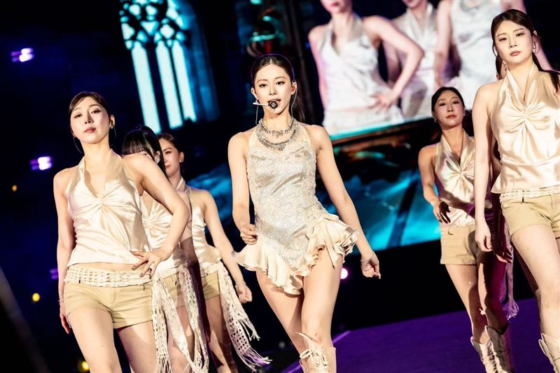 韓國女團TWICE台灣成員周子瑜本月初首次以個人身分來台演出。(圖/翻攝自IG @thinkaboutzu)