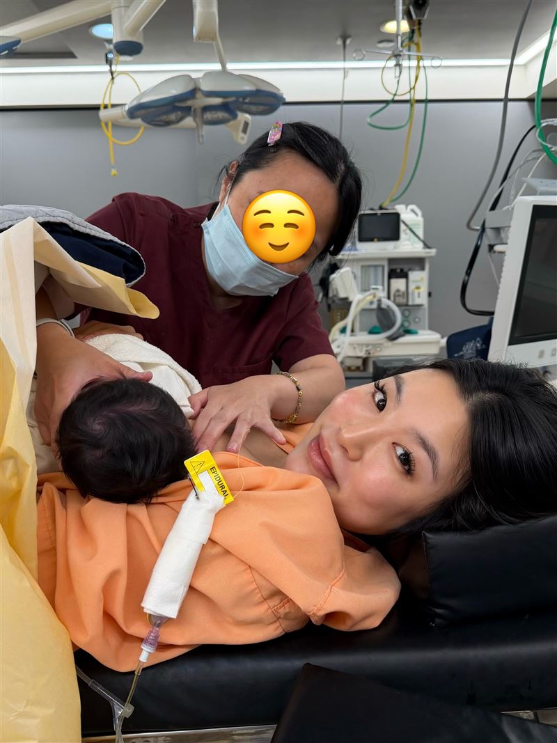 高以翔前女友Bella生了!開心曬母子合照。(圖/翻攝自IG @bella_navy4life)
