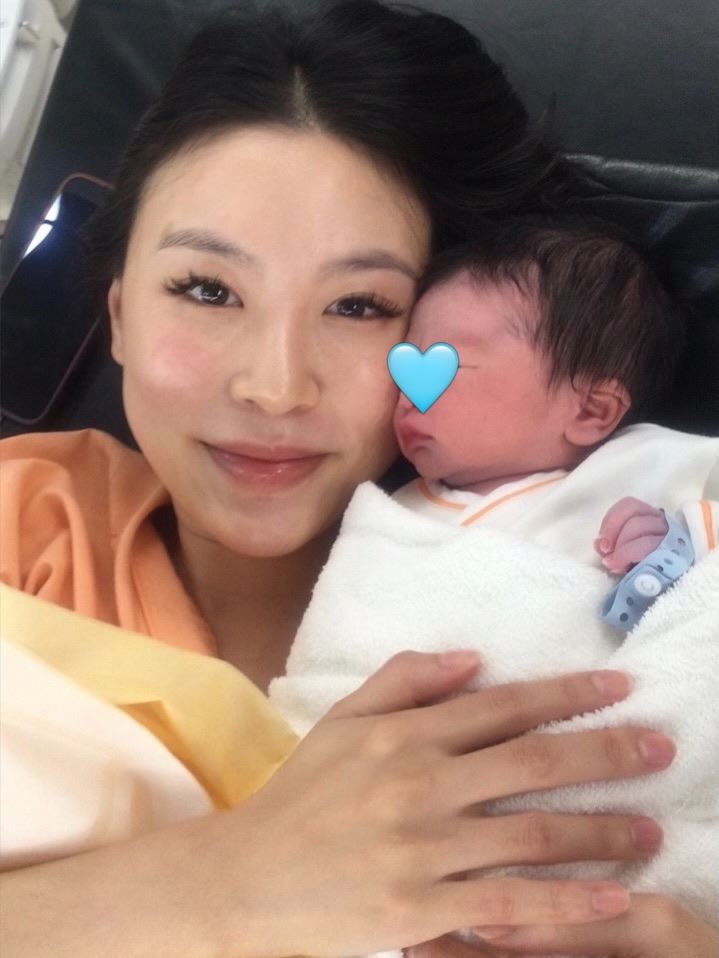 高以翔前女友Bella生了!開心曬母子合照。(圖/翻攝自IG @bella_navy4life)
