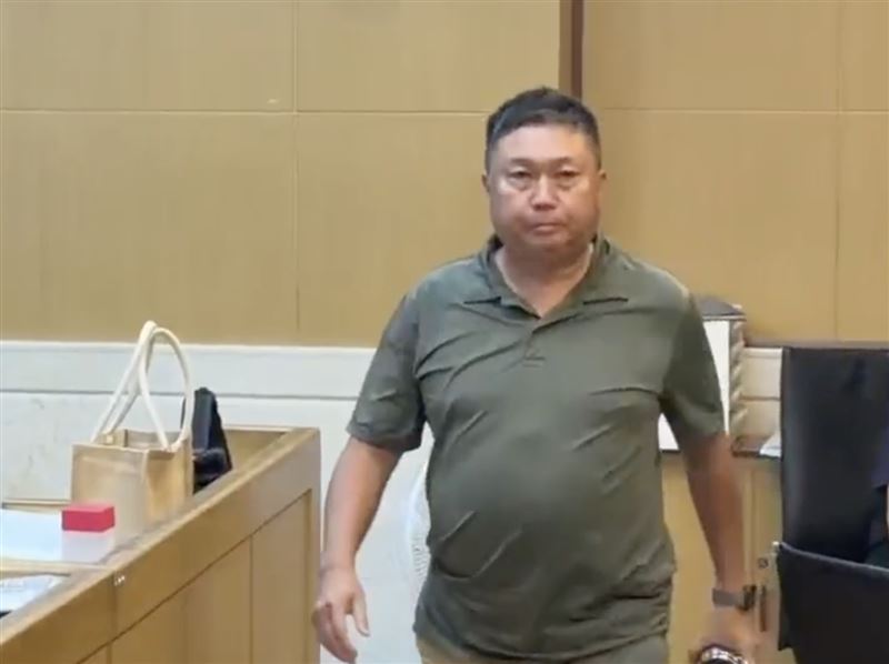 檢警追查發現時任南港分局偵查隊警員的劉政道,曾外洩民眾個資賣給郭哲敏的集團,訊後聲押禁見。(圖/翻攝畫面)