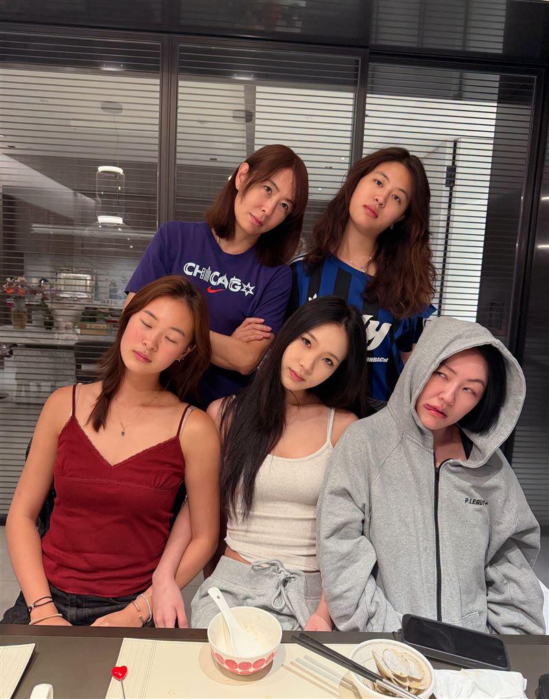 小S(前排右一)超搞怪鬼臉照被出賣。(圖/翻攝自賈永婕臉書)