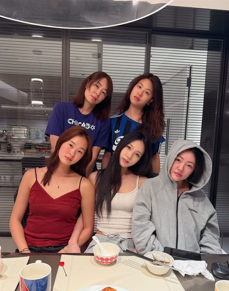 賈永婕(後排左)請Elly(前排中)到家中作客,小S(前排右一)不請自來。(圖/翻攝自賈永婕臉書)