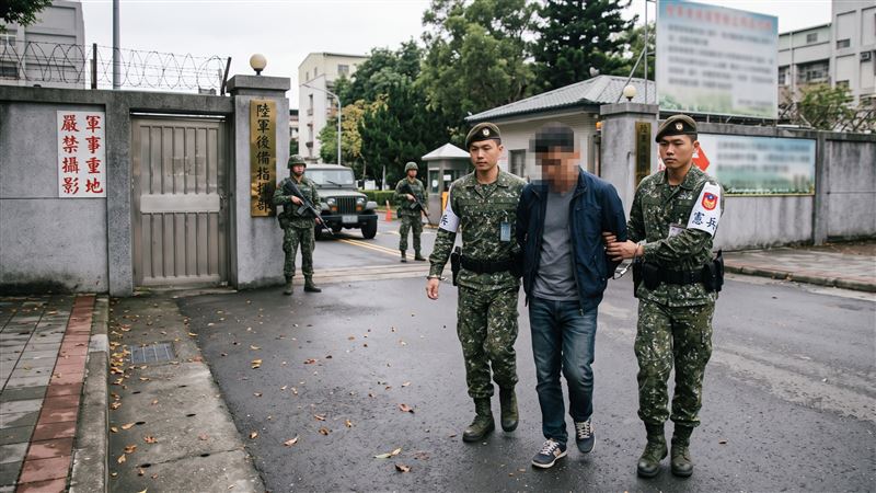 桃園男子為後備役軍人,2年前到澳洲布里斯班求學,收到教召令卻未前往報到,還在報到前一天回國未報到,20天後未出國,違反妨害兵役治罪條例。(示意圖/AI生成)