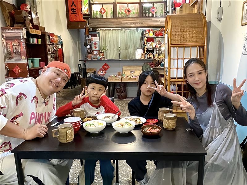 何妤玟(左起)、桐桐、哈孝遠、阿Q大合照。(圖/台視提供)