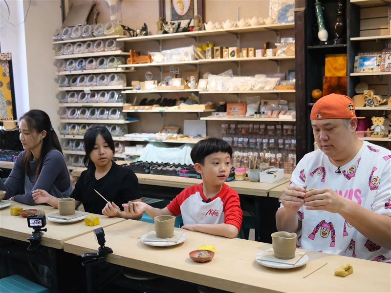 何妤玟(左起)、桐桐、哈孝遠、阿Q出外景互動。(圖/台視提供)