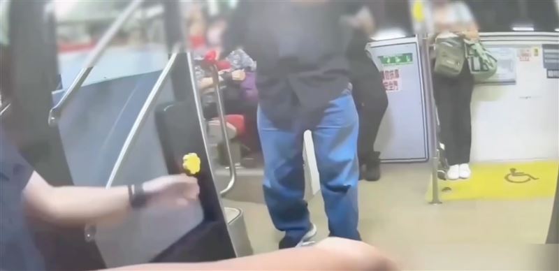 台北市一名阿伯日前搭公車時,因在車上吃東西遭到司機勸阻爆發糾紛。(圖/翻攝畫面)