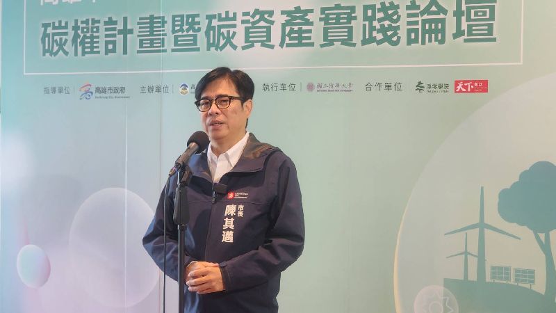 高雄九如橋31日通車典禮取消，其橋體兩側紅色欄杆也引發爭議。市長陳其邁受訪坦言確實不太美觀，設計美學有調整空間，感謝很多市民的意見