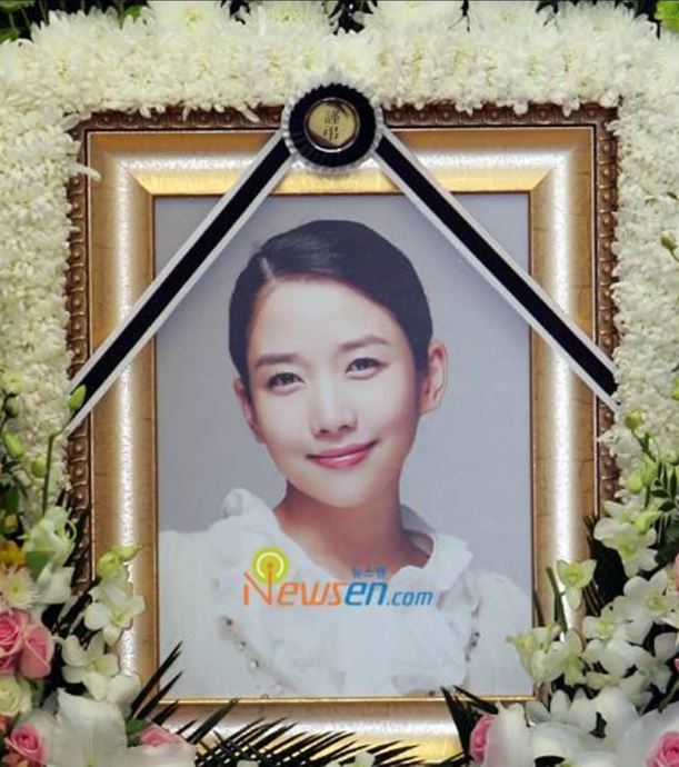 鄭多彬離世4年後,母親為她安排冥婚。(圖/翻攝Newsen)