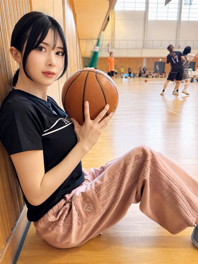 知名女優辻井穗乃果5月時參加籃球比賽時受重傷,傷勢極為慘重,包含內側副韌帶與前十字韌帶「完全斷裂」、半月板損傷及骨折。(圖/翻攝自IG@5.tsujihoka)