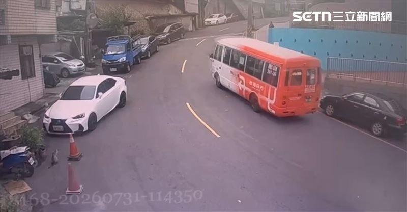 基隆市公車處太白莊分站,張姓男子偷偷闖入、開走中型巴士,被警方發現喪屍菸彈,毒品唾液檢測呈陽性反應。(圖/翻攝畫面)
